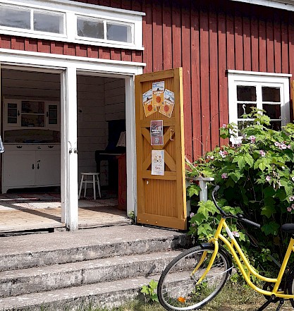 Hämeenkyrön matkailuinfo lainapyörineen ja taukopianoineen löytyy Frantsilan Kehäkukan pihapiiristä